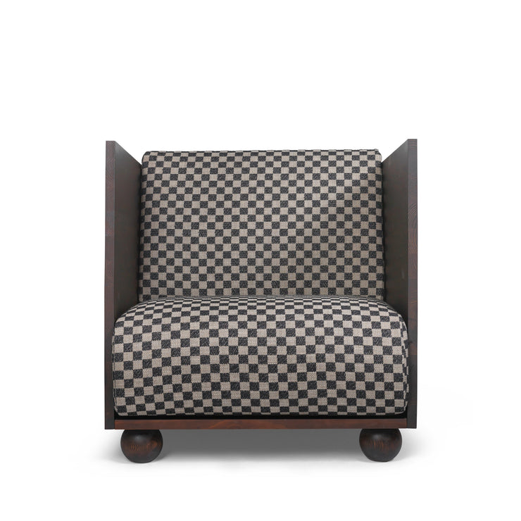 Lenestolen Rum Lounge Chair fra Ferm Living i det rutete, ullbaserte tekstilet "Check". 