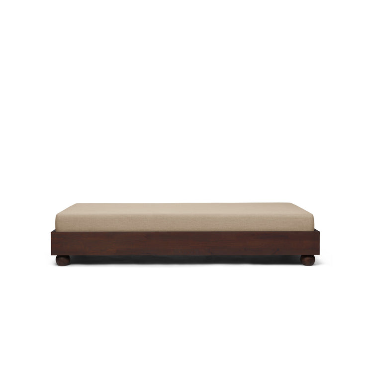Dagsengen Rum Daybed fra Ferm Living i 100% lin, i tekstilet "Rich Linen". 