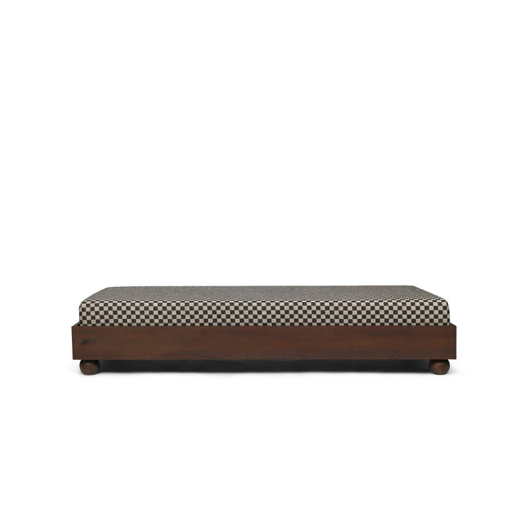 Dagsengen Rum Daybed fra Ferm Living i det ullbaserte, svart- og sandfargede tekstilet "Check". 