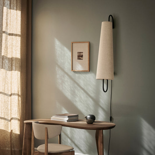 Vi elsker det vintageinspirerte uttrykket til vegglampen Ancora fra Ferm Living. Denne er superfin å bruke i flere typer rom, i kombinasjon med annen belysning.