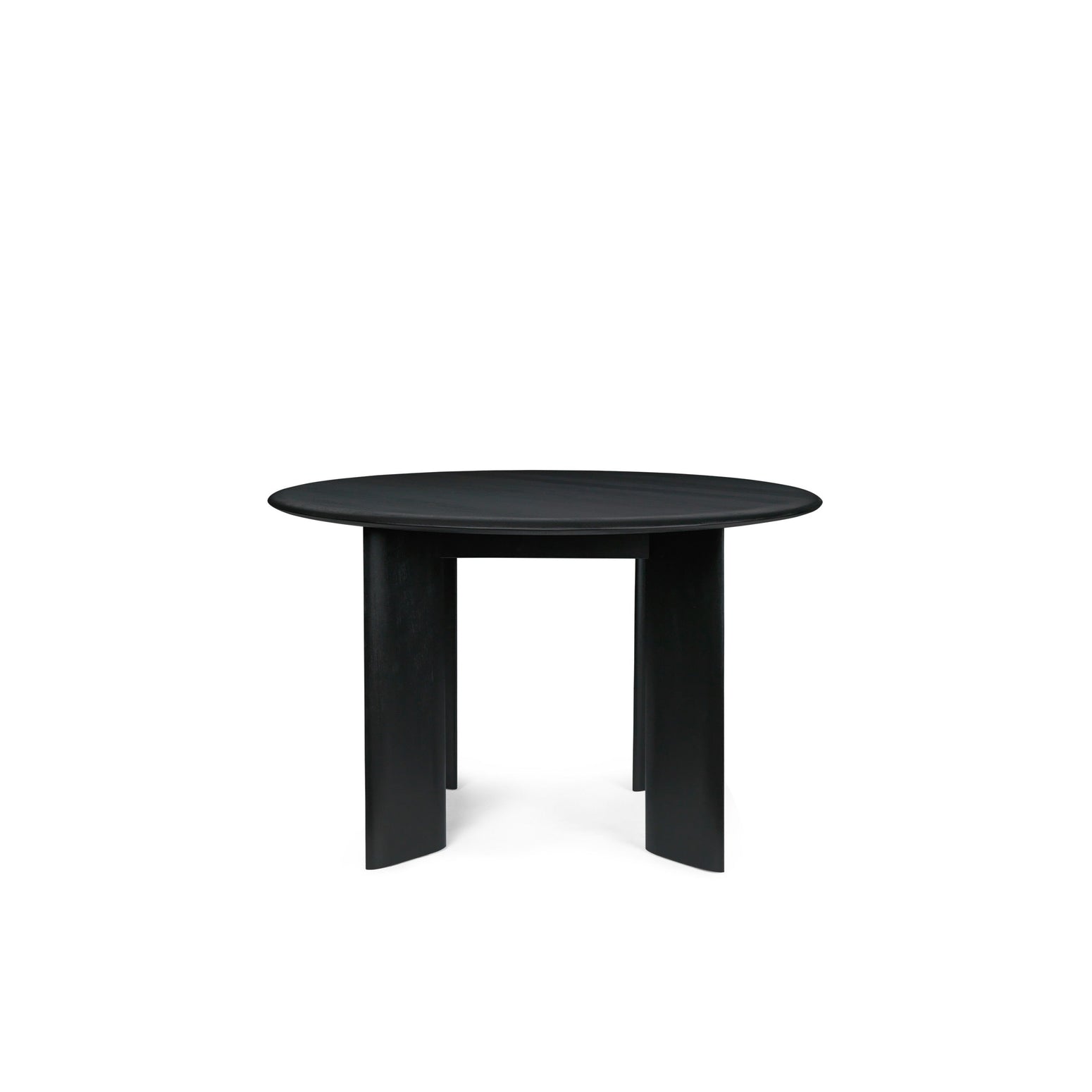 Rundt spisebord Bevel fra Ferm Living i svartoljet bøk.