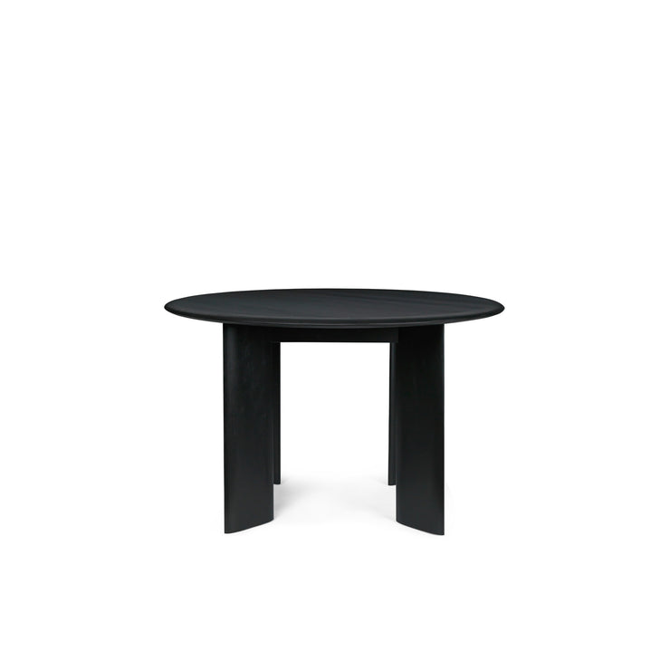 Rundt spisebord Bevel fra Ferm Living i svartoljet bøk.