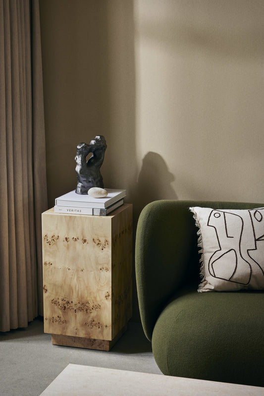 Sidebordet Burl Side Table fra Ferm Living er laget i et lyst, vakkert mønstret treverk av typen burl (også kalt kåte eller rikule på norsk) – og det er så dekorativt! Det er deformasjoner i treverket som skaper det fine spillet, og dette er et materiale flere designere har omfavnet den siste tiden.