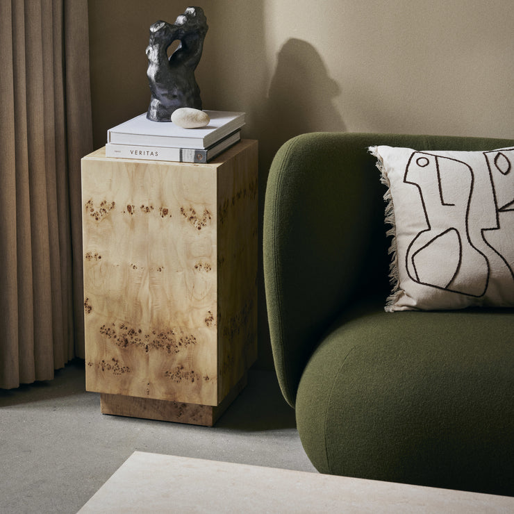 Sidebordet Burl Side Table fra Ferm Living er laget i et lyst, vakkert mønstret treverk av typen burl (også kalt kåte eller rikule på norsk) – og det er så dekorativt! Det er deformasjoner i treverket som skaper det fine spillet, og dette er et materiale flere designere har omfavnet den siste tiden.