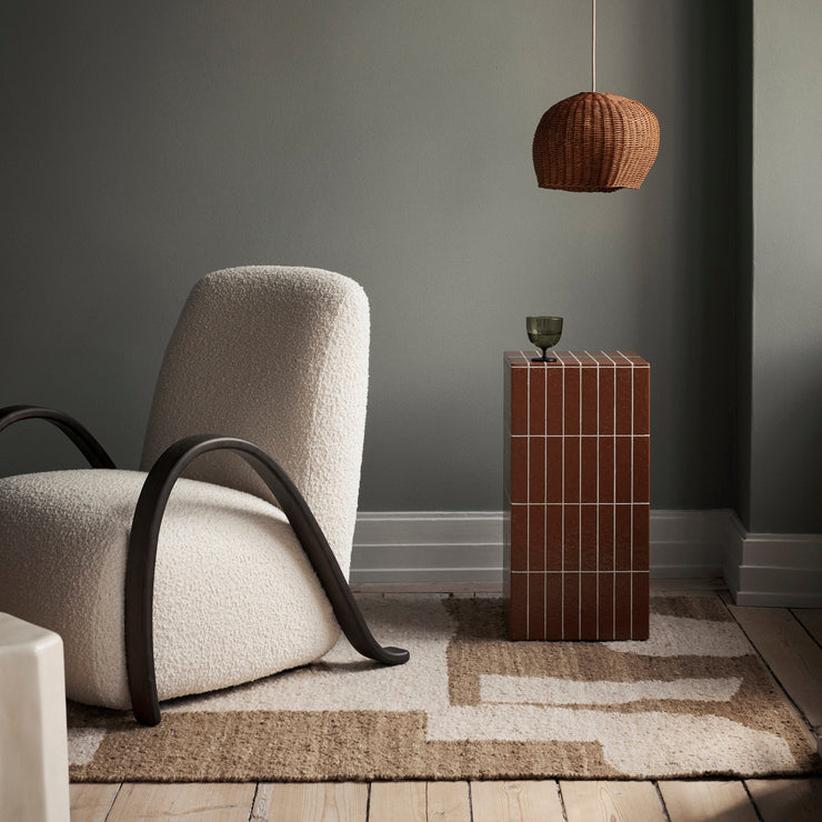 Vi elsker de elegant buede armlenene i mørk eik og den sofistikerte silhuetten til Buur Lounge Chair fra Ferm Living. Den er så vakker! Lenestolen er designet i samarbeid med det danske designstudioet Says Who.
