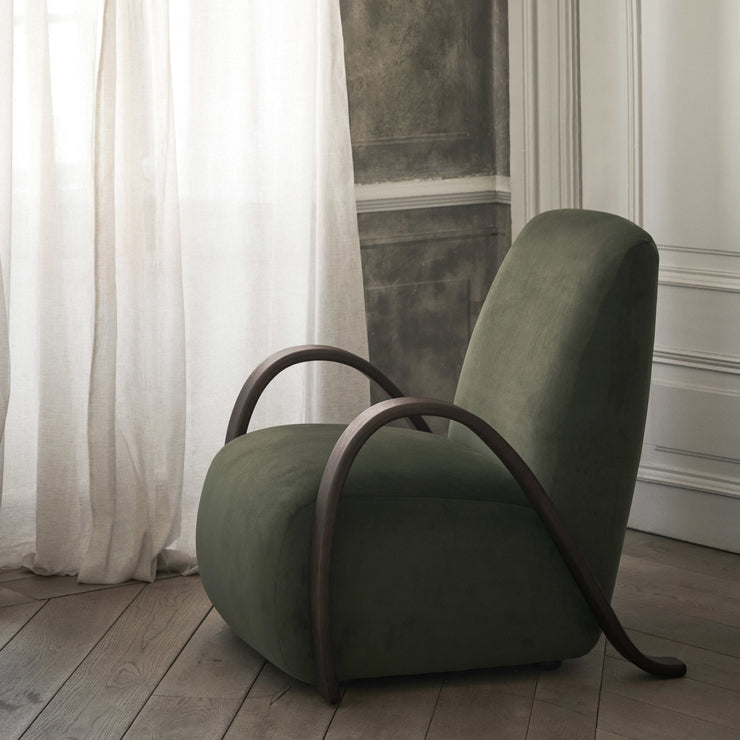 En lenestol til begjær: Den vintageinspirerte lenestolen Buur Lounge Chair fra Ferm Living blir et nydelig statementmøbel i ethvert rom den plasseres i! Velg mellom to ulike varianter – en dypgrønn velur eller en kremfarget bouclé. 