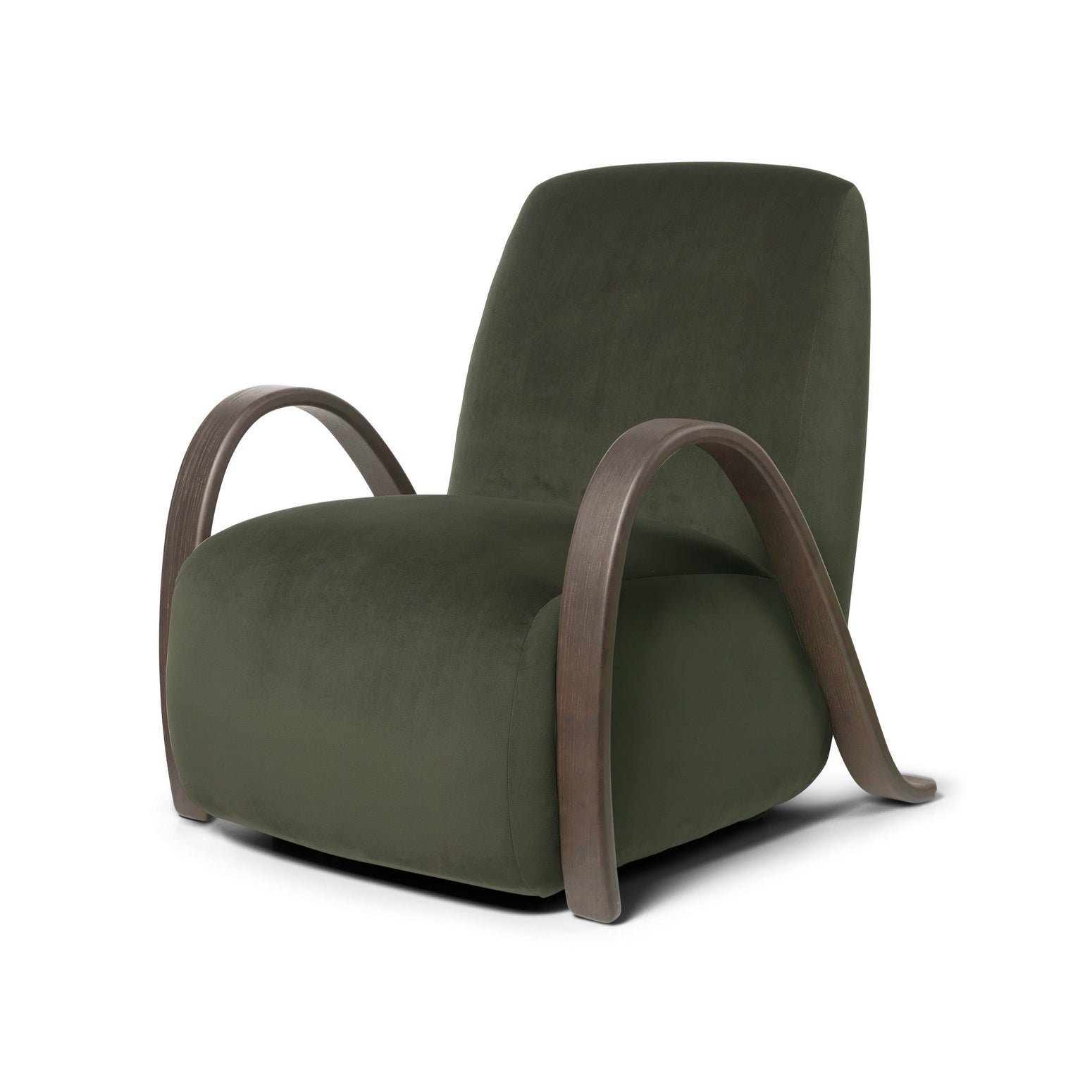 Lenestolen Buur Lounge Chair fra Ferm Living i den dypgrønne veluren Rich Velvet i fargen Pine. (Tekstil prisgruppe 2)