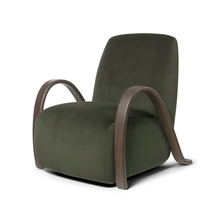 Lenestolen Buur Lounge Chair fra Ferm Living i den dypgrønne veluren Rich Velvet i fargen Pine. (Tekstil prisgruppe 2)