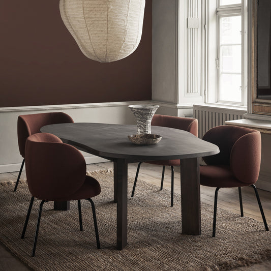 Runde former og myke linjer skaper harmoni i innredningen. Dette er den største varianten av spisebordet Tarn Dining Table fra Ferm Living.