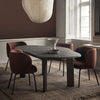 Runde former og myke linjer skaper harmoni i innredningen. Dette er den største varianten av spisebordet Contour Dining Table fra Ferm Living.