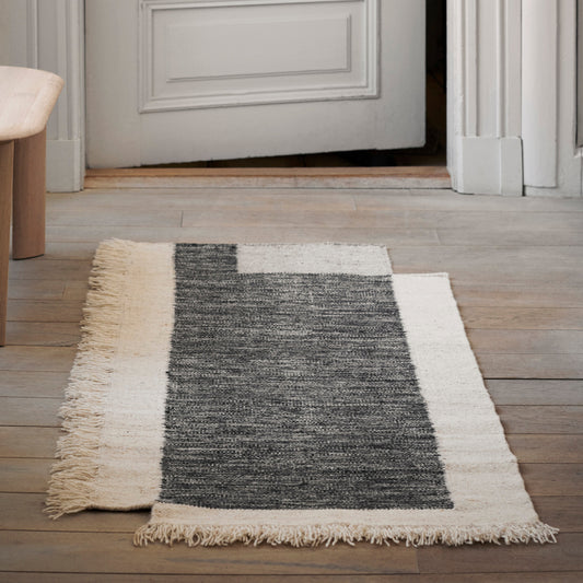 Teppet Counter Rug fra Ferm Living er et noe lekent, men likevel elegant teppe som vil kunne passe godt inn i flere typer hjem og innredninger. Det off-white og kullfargede teppet er håndhevd av 100% ull og finnes i tre forskjellige størrelser. 