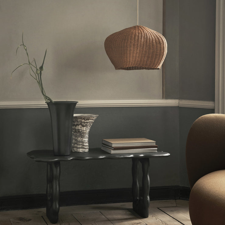 Lampeskjermen Drape fra Ferm Living kommer i to forskjellige størrelser, small og medium. Her ser du den største varianten.
