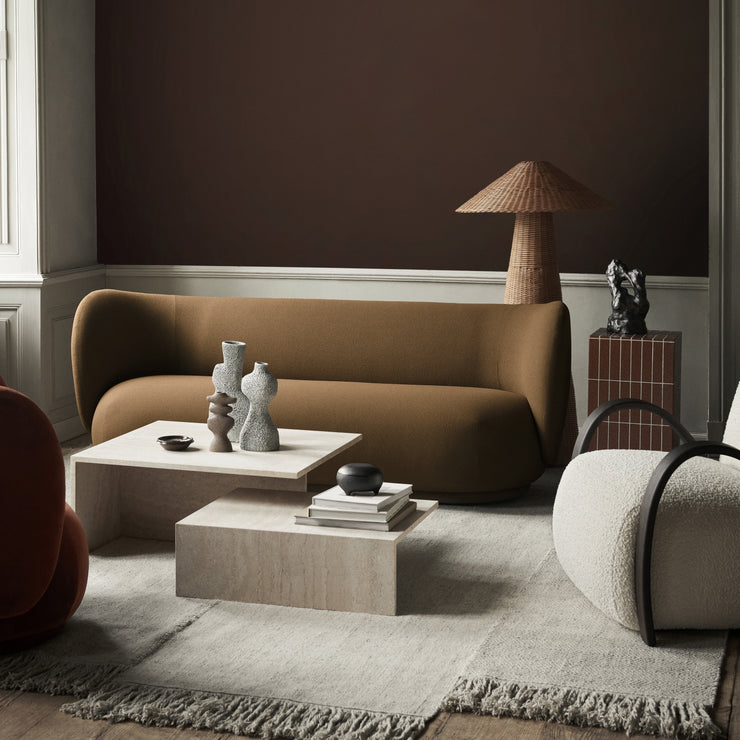 Sofabordet Distinct Grande Duo Tables Travertine fra Ferm Living er inspirert av japansk minimalisme og laget i beige kalkstein. Bordet er arkitektonisk i uttrykket og vil med sine ulike nivåer tilføre stuen din et spennende element. 