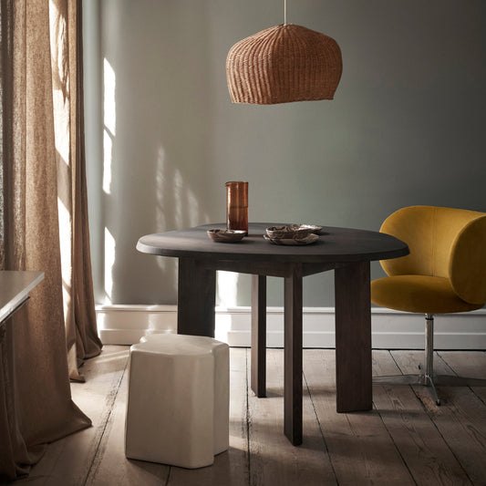 Tarn Dining Table fra Ferm Living er et estetisk vakkert, organisk formet spisebord i mørkoljet bøk. Bordet kommer i to størrelser, der det minste er tilnærmet rundt i formen. 