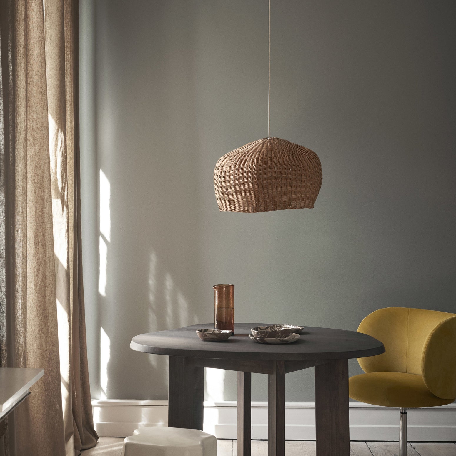 Vi elsker rotting! Og vi inkorporer det gjerne i hjemmet i form av fine lamper. Lampeskjermene Drape fra Ferm Living er håndflettet av naturlig rotting og avgir et mykt, komfortabelt lys som slippes som små lysgløtt gjennom den flettede skjermen.