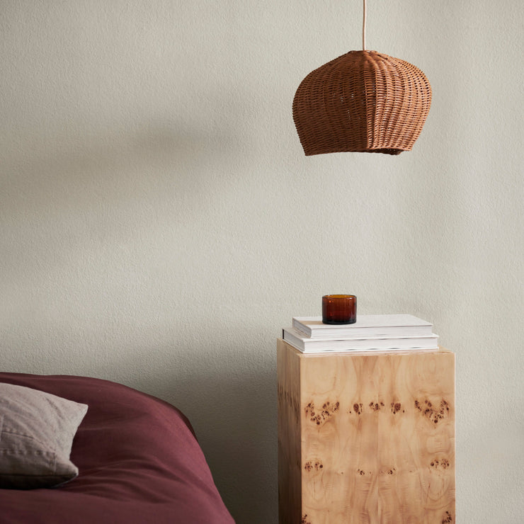 De organiske og uregelmessigformede lampeskjermene Drape fra Ferm Living er superfine å ha hengende i mange rom – fra kjøkken og stue til soverom og barnerom – og passer særlig godt inn i interiører der andre naturmaterialer rår.