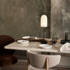 Med bordlampen Gry Table Lamp fra Ferm Living blir det enkelt å skape en koselig atmosfære rundt middagsbordet! Vi liker så godt hvordan lyset filtreres gjennom glassfiberskjermen. 