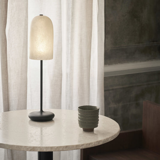 Bordlampen Gry Table Lamp fra Ferm Living er oppkalt etter en av de fineste tidene i døgnet – daggry. Gjennom glassfiberlampeskjermen spres lyset på vakkert vis og på toppen av lampen sitter en tre-trinns berøringsdimmer som gjør at du kan skape deilig stemningsbelysning etter behov. 