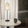 Bordlampen Gry Table Lamp fra Ferm Living er oppkalt etter en av de fineste tidene i døgnet – daggry. Gjennom glassfiberlampeskjermen spres lyset på vakkert vis og på toppen av lampen sitter en tre-trinns berøringsdimmer som gjør at du kan skape deilig stemningsbelysning etter behov. 