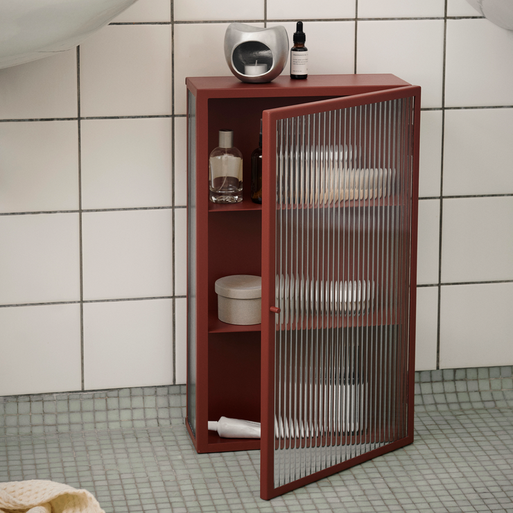 Veggskap Haze Wall Cabinet Rillet Glass fra Ferm Living i oksidert rød / Oxide Red.