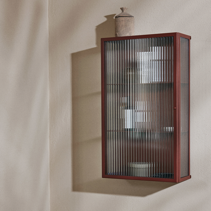 Veggskap Haze Wall Cabinet Rillet Glass fra Ferm Living i oksidert rød / Oxide Red.