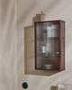 Veggskap Haze Wall Cabinet Rillet Glass fra Ferm Living i oksidert rød / Oxide Red.