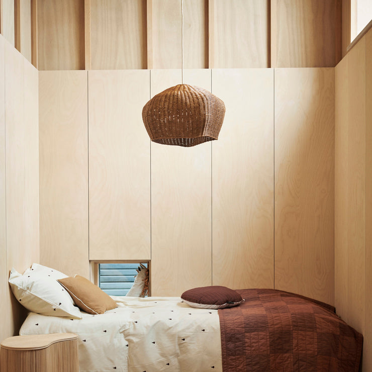 Bruk lampeskjermen Drape fra Ferm Living som et vakkert midtpunkt i stuen, over spisebordet eller som en kilde til beroligende lys på et soverom eller barnerom!