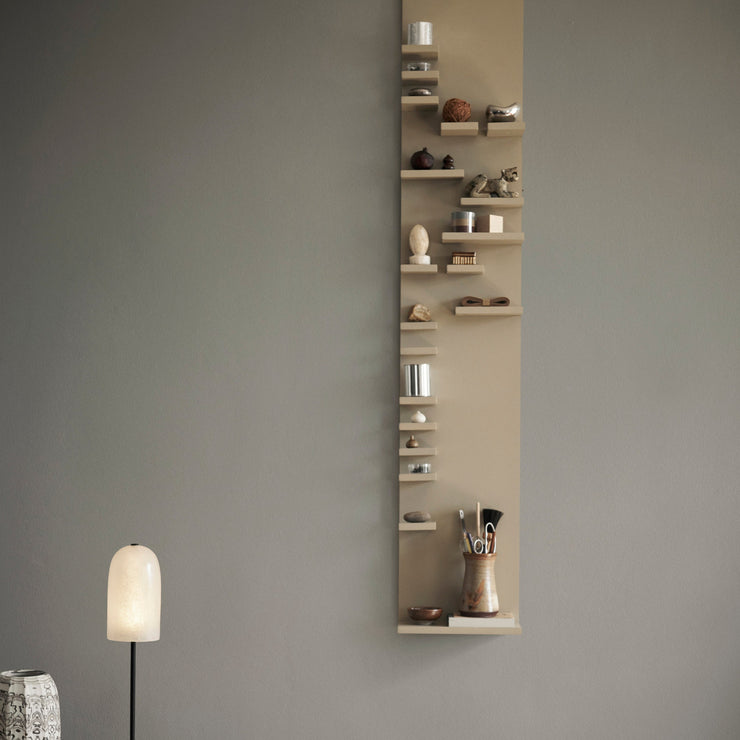 Inspirert av den klassiske, nostalgiske settekassen har Ferm Living i samarbeid med kunstneren Leise Dich Abrahamsen laget en superfin, moderne tolkning! På hyllen Parade Shelf kan du vise frem små skatter, favorittsouvenirer og arvestykker på små hyller som varierer i dybde og høyde. Vi liker godt den kunstneriske tilnærmingen og litt tilfeldige plasseringen av hylleplatene! 