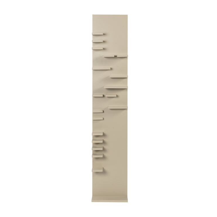 Hyllen Parade Shelf fra Ferm Living sett forfra.