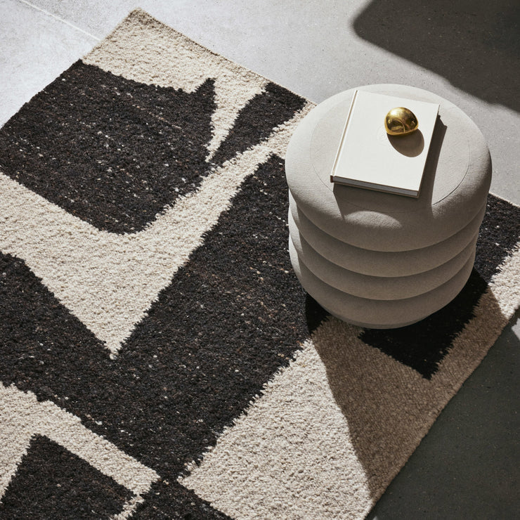 I tillegg til å tilføre varme og lunhet i et rom kan et teppe også fungere som et dekorativt blikkfang. Og Piece Rug fra Ferm Living er et godt eksempel på det! Her i fargen Off-White/Coffee.