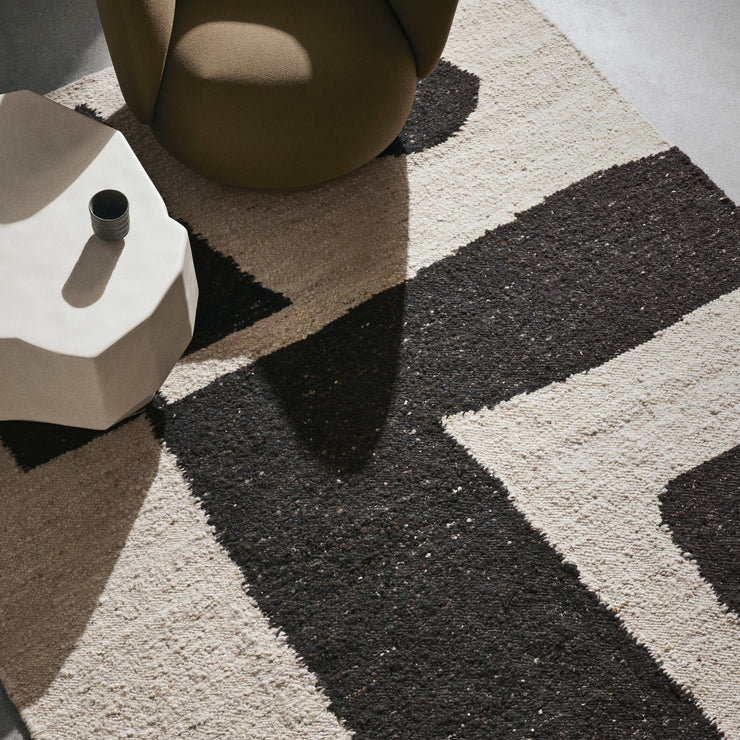 Teppet Piece Rug fra Ferm Living har et fint, grafisk mønster som står nydelig til andre møbler og objekter i nøytrale toner og tekstiler. Da får det virkelig skinne! 