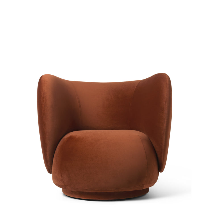 Lenestolen Rico Lounge Chair fra Ferm Living i tekstilet Rich Velvet, farge Rust