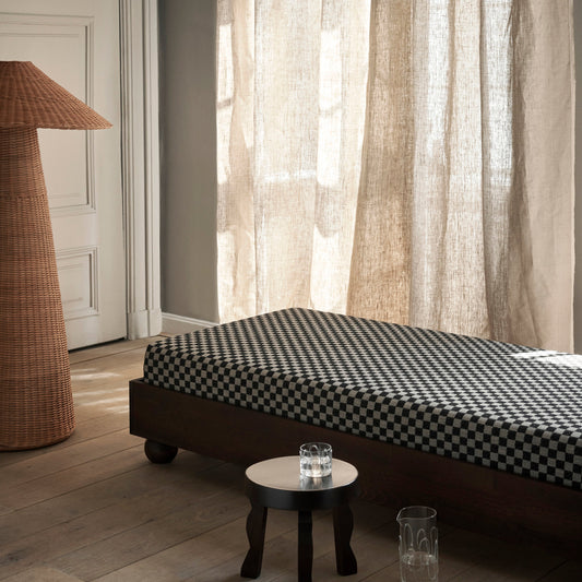 Møbler i mønstrede tekstiler er på full fart inn i innredningen og vi elsker hvordan tekstilet Check får den vakre dagsengen Rum Daybed fra Ferm Living til å poppe frem i interiøret! Ruter er i tillegg et klassisk mønster som kan passe godt inn i flere typer innredninger.