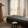 Møbler i mønstrede tekstiler er på full fart inn i innredningen og vi elsker hvordan tekstilet Check får den vakre dagsengen Rum Daybed fra Ferm Living til å poppe frem i interiøret! Ruter er i tillegg et klassisk mønster som kan passe godt inn i flere typer innredninger.