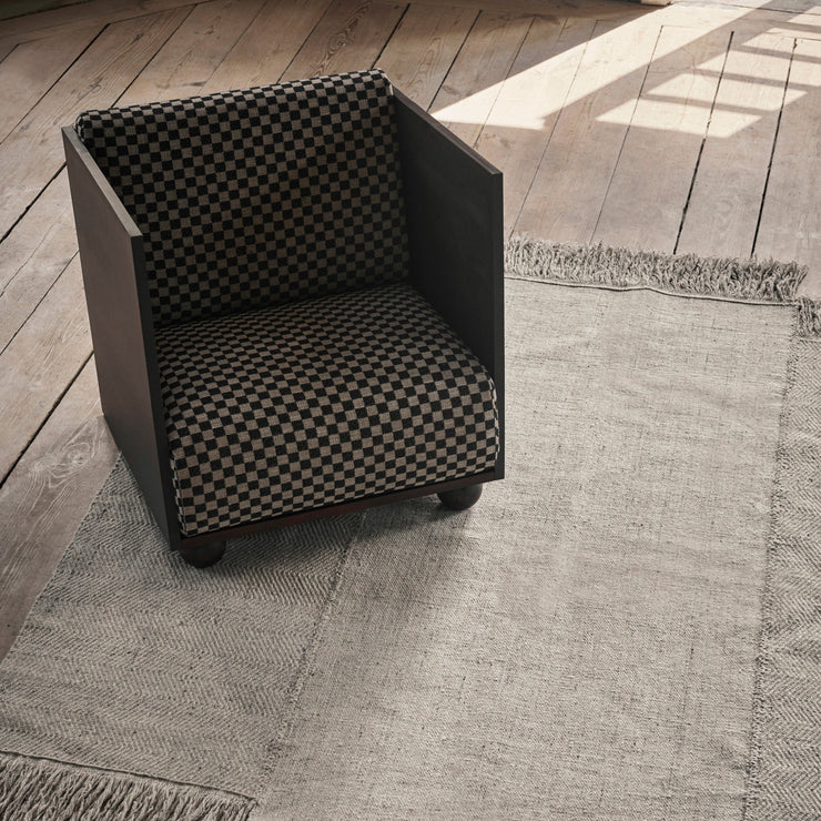 Sofaer og lenestoler i mønstrede tekstiler er på full fart inn i innredningen. Vi liker godt hvordan møblene popper frem i interiøret!