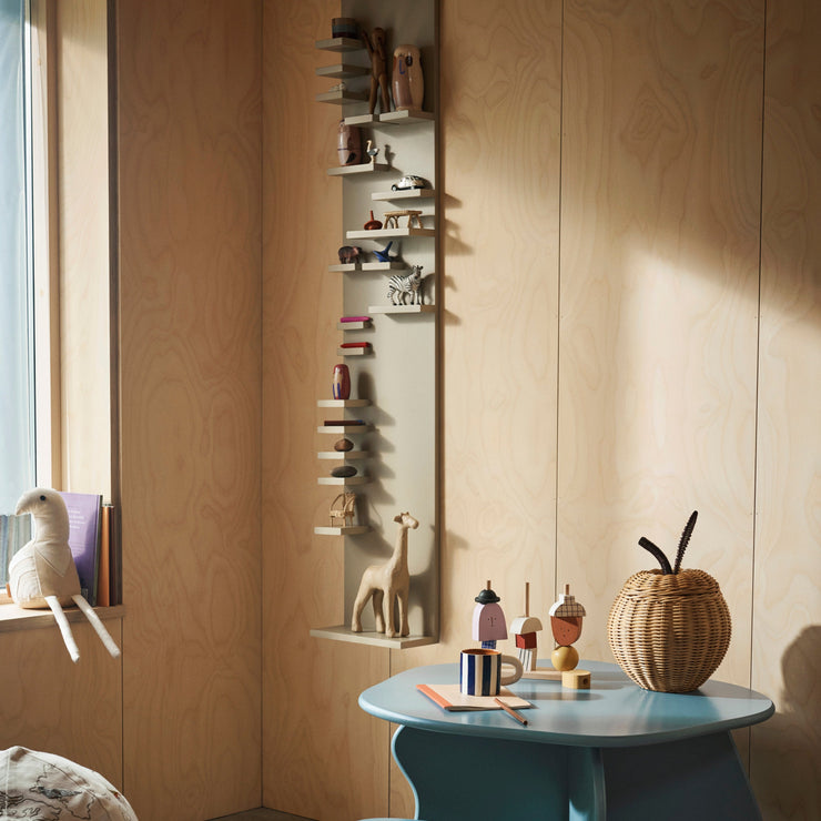 Hyllen Parade Shelf er, naturlig nok, også en nydelig utstillingsplass for små skatter og dingser på et barnerom.