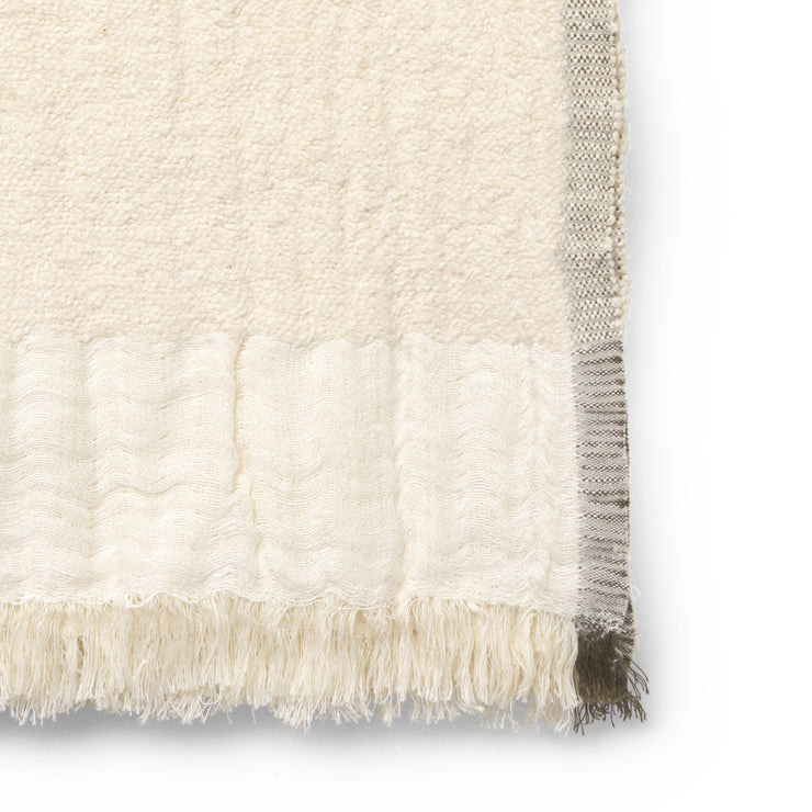 Pleddet Weaver Throw fra Ferm Living i fargen Off-white.