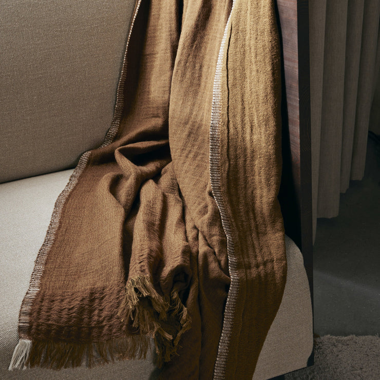 Pleddet Weaver Throw fra Ferm Living i fargen Sugar Kelp.