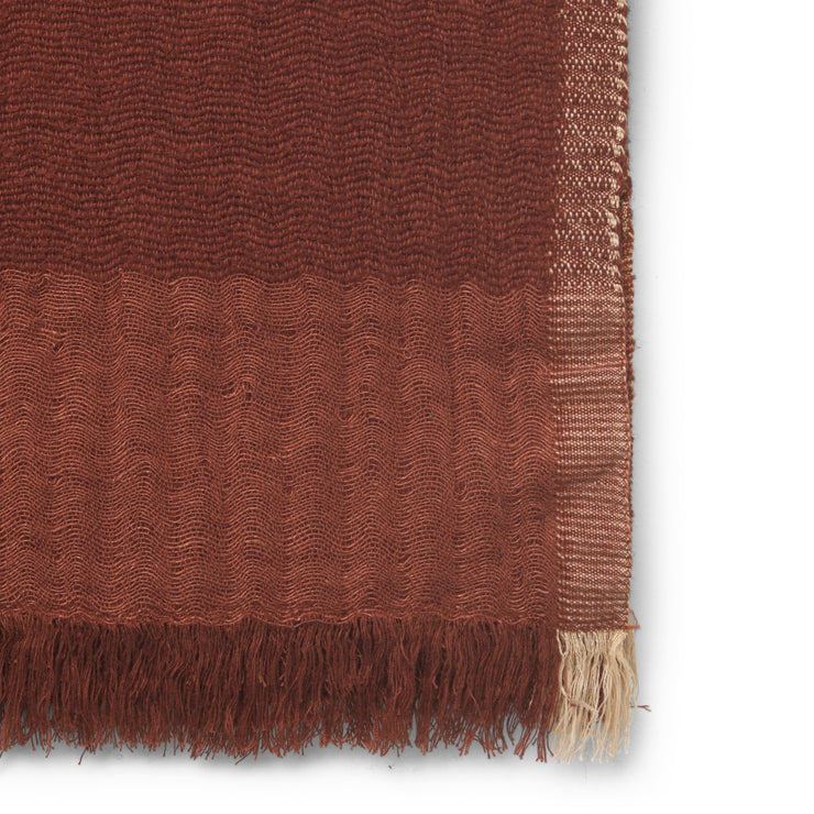 Pleddet Weaver Throw fra Ferm Living i fargen Red Brown. 