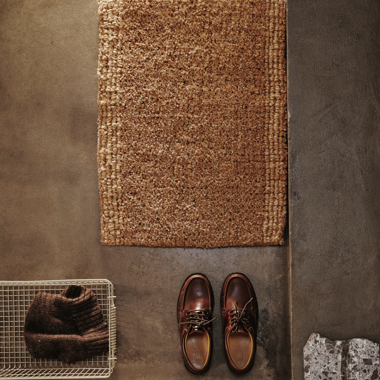 Coir Mat fra Ferm Living er like fin i gangen som foran balkong- eller terrassedøren og kommer i to ulike størrelser: Velg mellom 50x70 cm og 60x90 cm. Et naturlig lateksbelegg på undersiden av dørmatten sikrer ekstra grep, noe som gjør den til en pålitelig følgesvenn i hverdagen.
