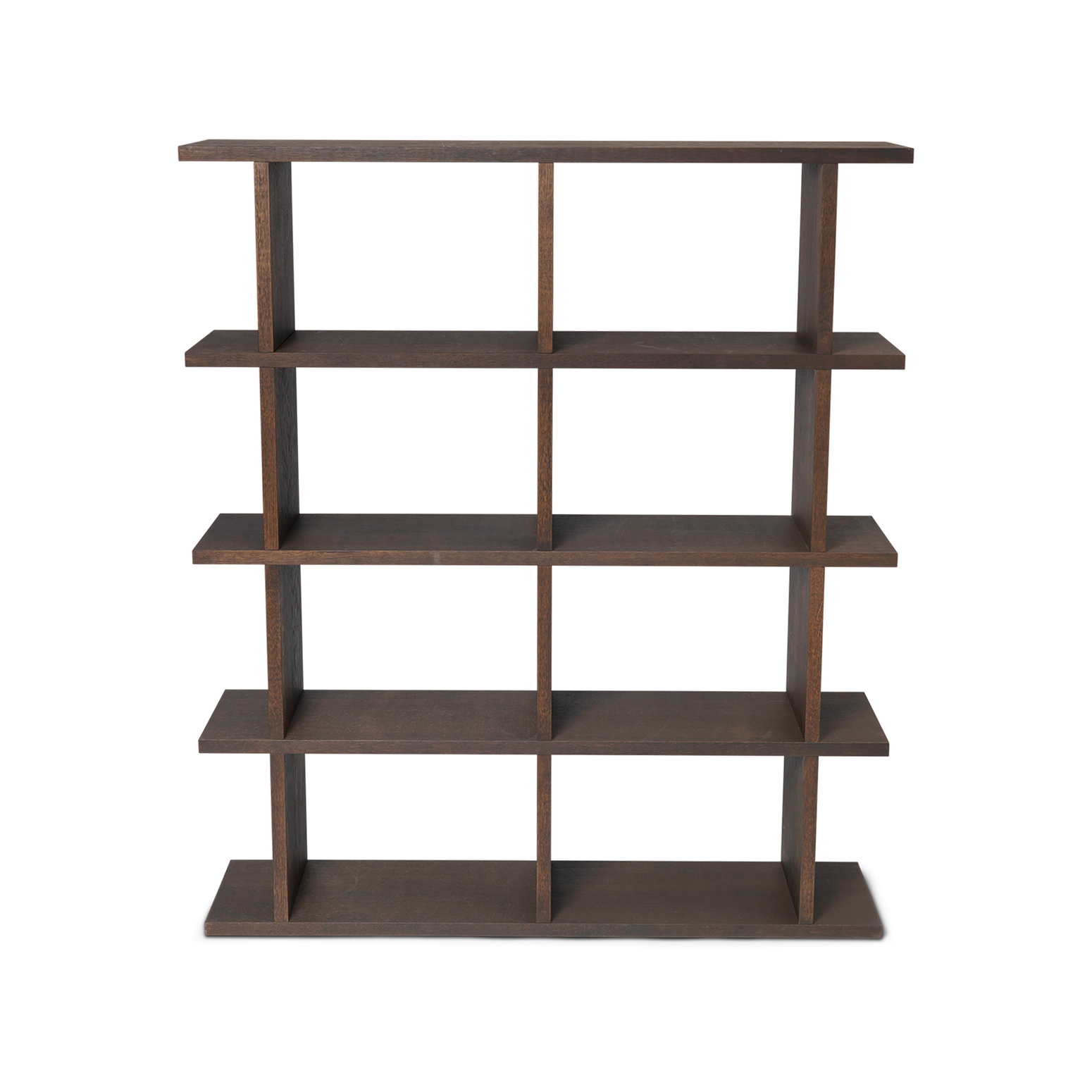 Bokhylle Kona Bookcase fra Ferm Living i mørkbeiset eikefiner, med 2x4 hyller
