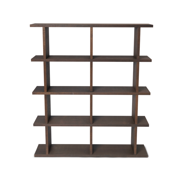 Bokhylle Kona Bookcase fra Ferm Living i mørkbeiset eikefiner, med 2x4 hyller