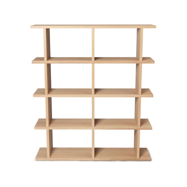 Bokhylle Kona Bookcase fra Ferm Living i naturfarget eikefiner, med 2x4 hyller