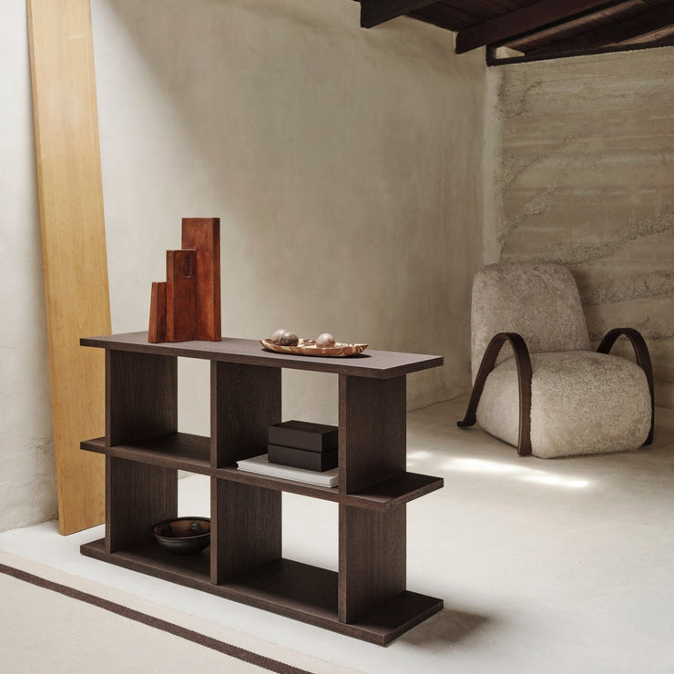Bokhylle Kona Bookcase fra Ferm Living i mørkbeiset eikefiner, med 2x2 hyller