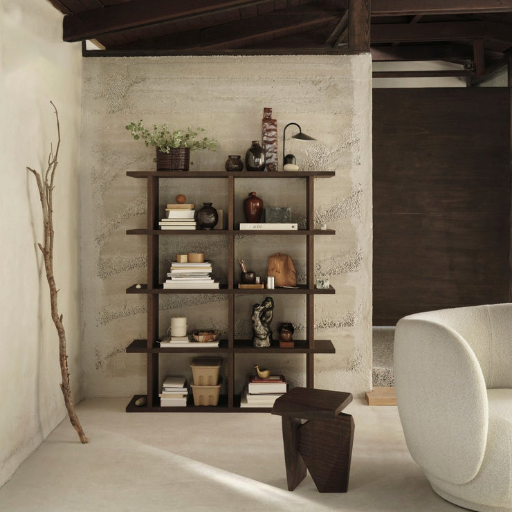 Bokhylle Kona Bookcase fra Ferm Living i mørkbeiset eikefiner, med 2x4 hyller