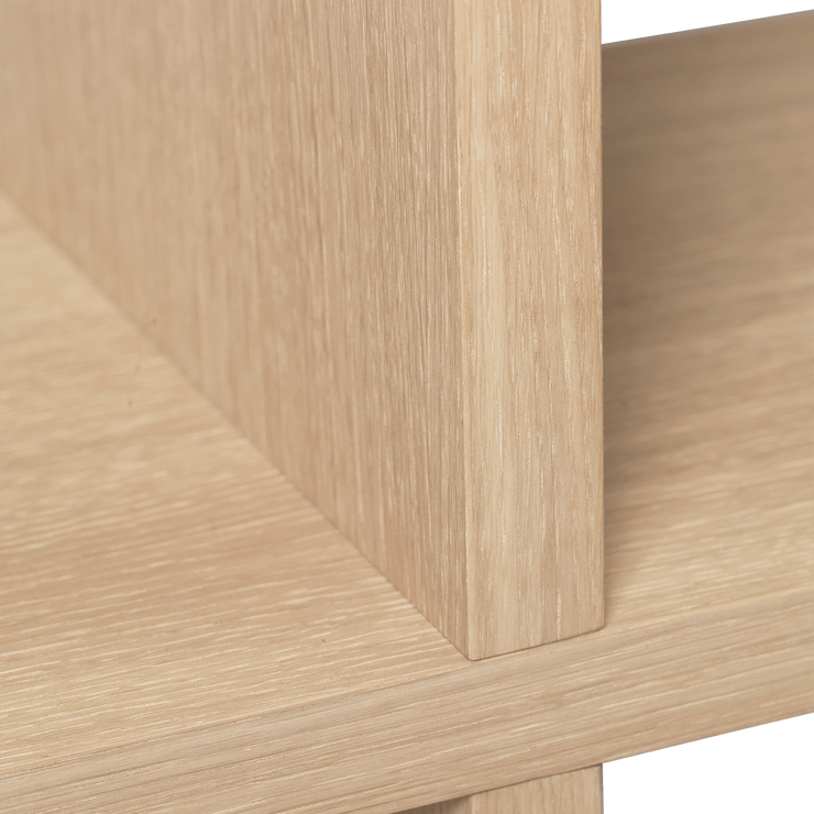 Bokhylle Kona Bookcase fra Ferm Living i naturfarget eikefiner