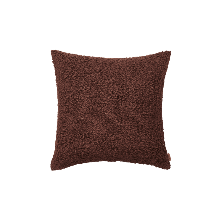 Pute Moor Cushion fra Ferm Living i fargen Dark Pecan/ mørk brun.