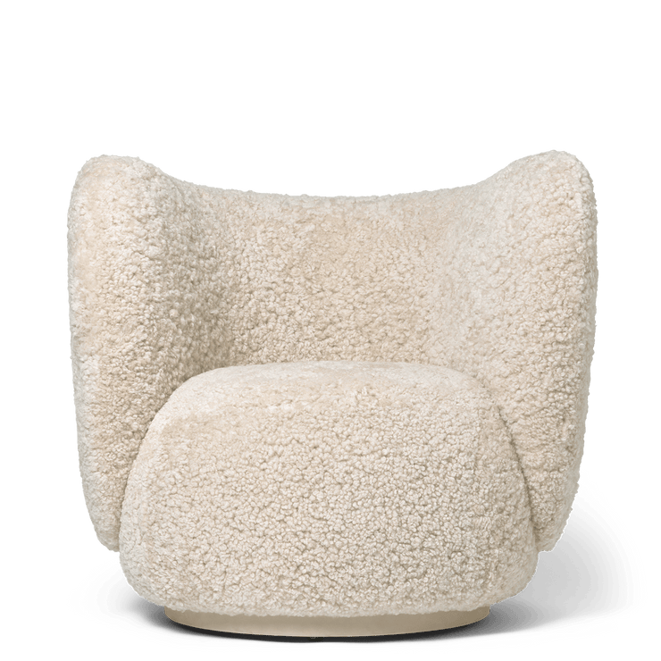 Lenestol Rico Lounge Chair fra Ferm Living i saueull Moonlight