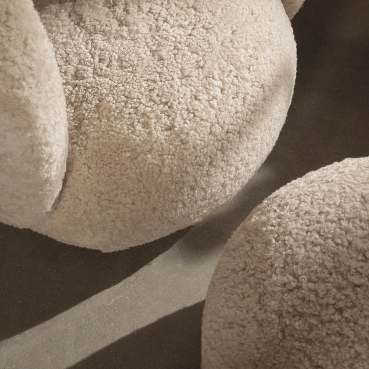 Puff Rico Pouf fra Ferm Living i saueull Moonlight