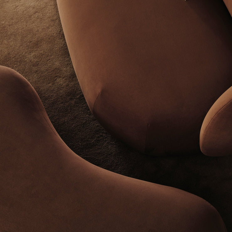Puff Rico Lounger Ottoman fra Ferm Living i tekstilet Rich Velvet i fargen Soft Brown, med sofa Rico Lounger i samme tekstil